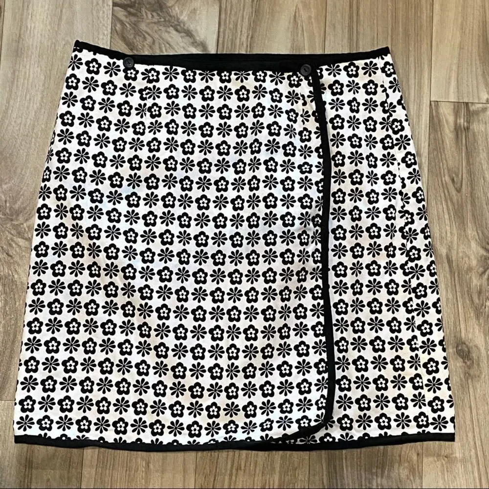 Cute Reversible Wrap‎ Skirt Black & White Florals To White Mini Dots on Black